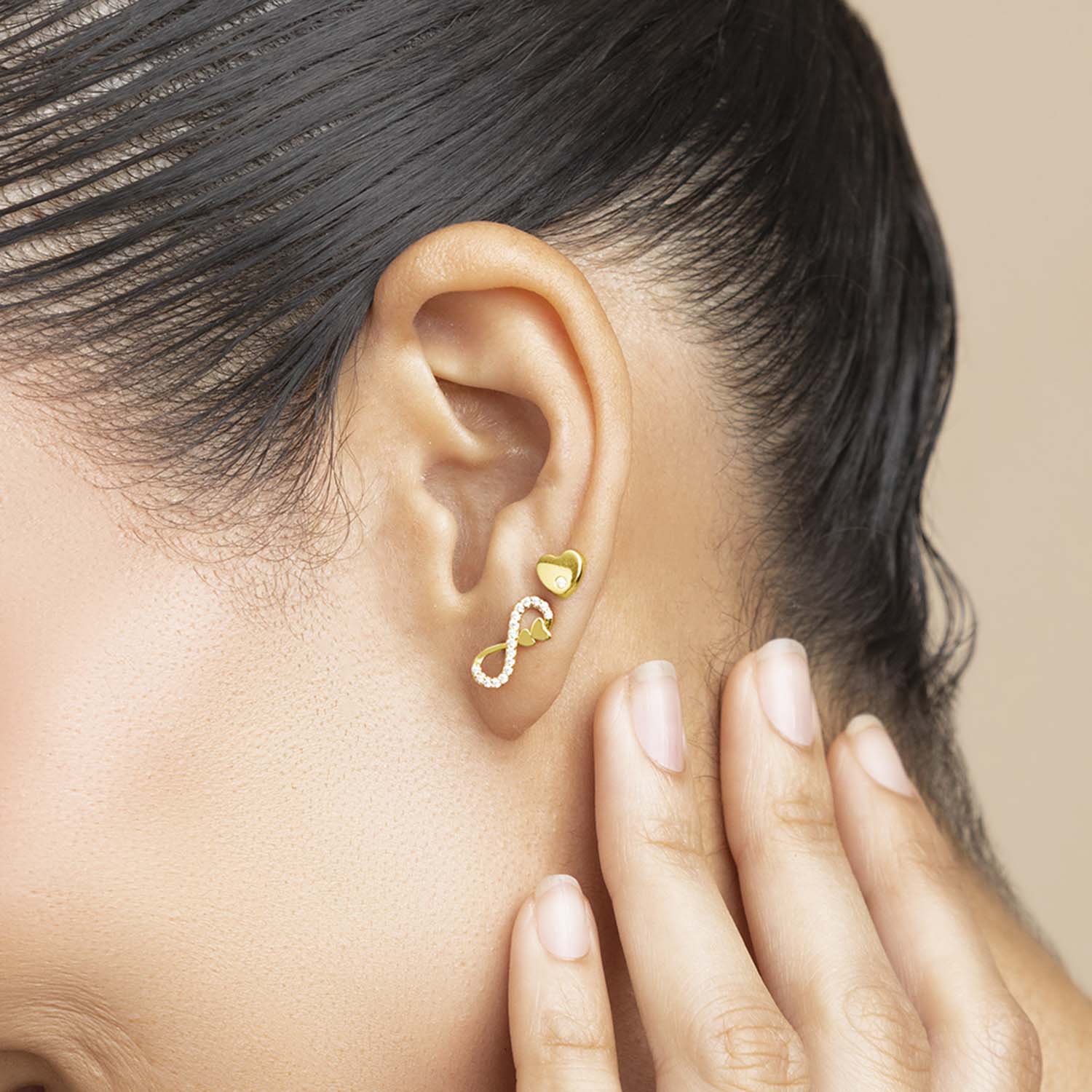 - Aretes Infinito Oro 18K