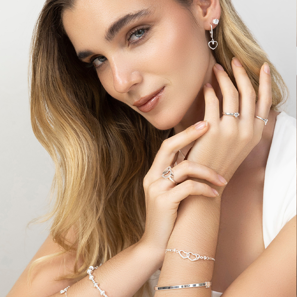 Mujer con pulseras y joyería de plata