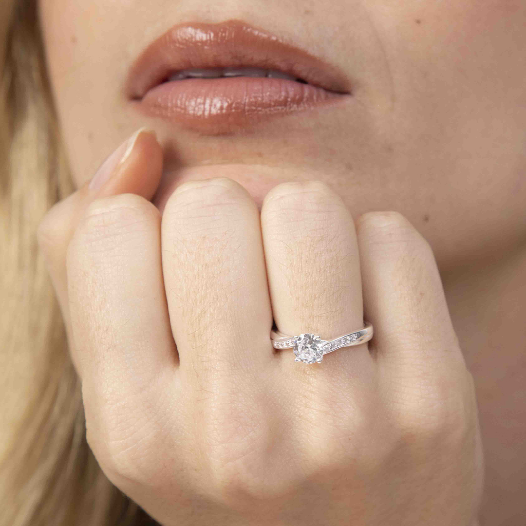 Anillo de compromiso de plata